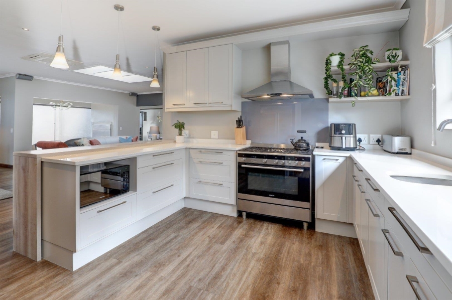 5 Bedroom Property for Sale in Van Riebeeckshof Western Cape